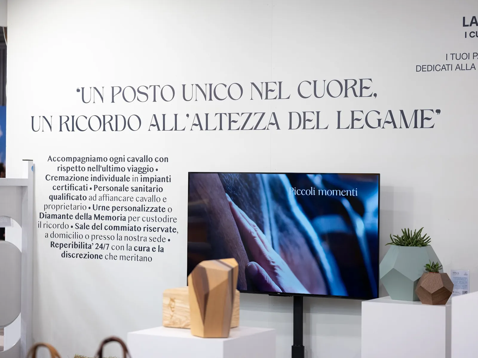 Il claim «Un posto unico nel cuore, un ricordo all'altezza del legame» stampato sul muro dello stand